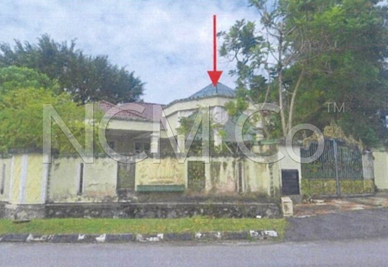 Residential Land erected with Abandoned Detached House