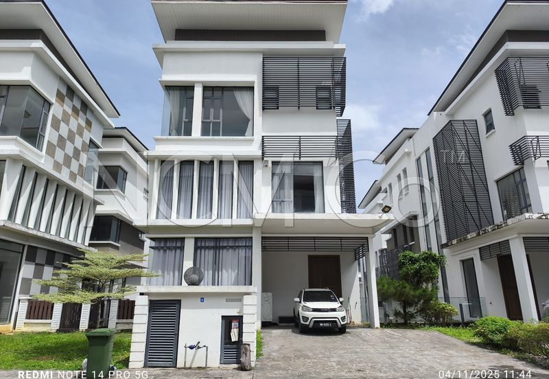 3 Storey Detached House with a lower ground floor