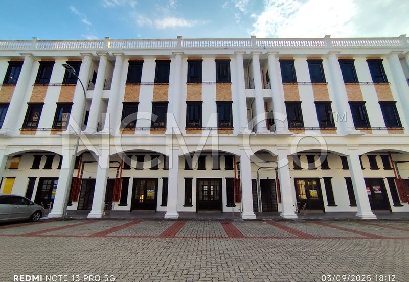 [Strategic location] 3 Storey Shop Office [Surrounded by  residential area]