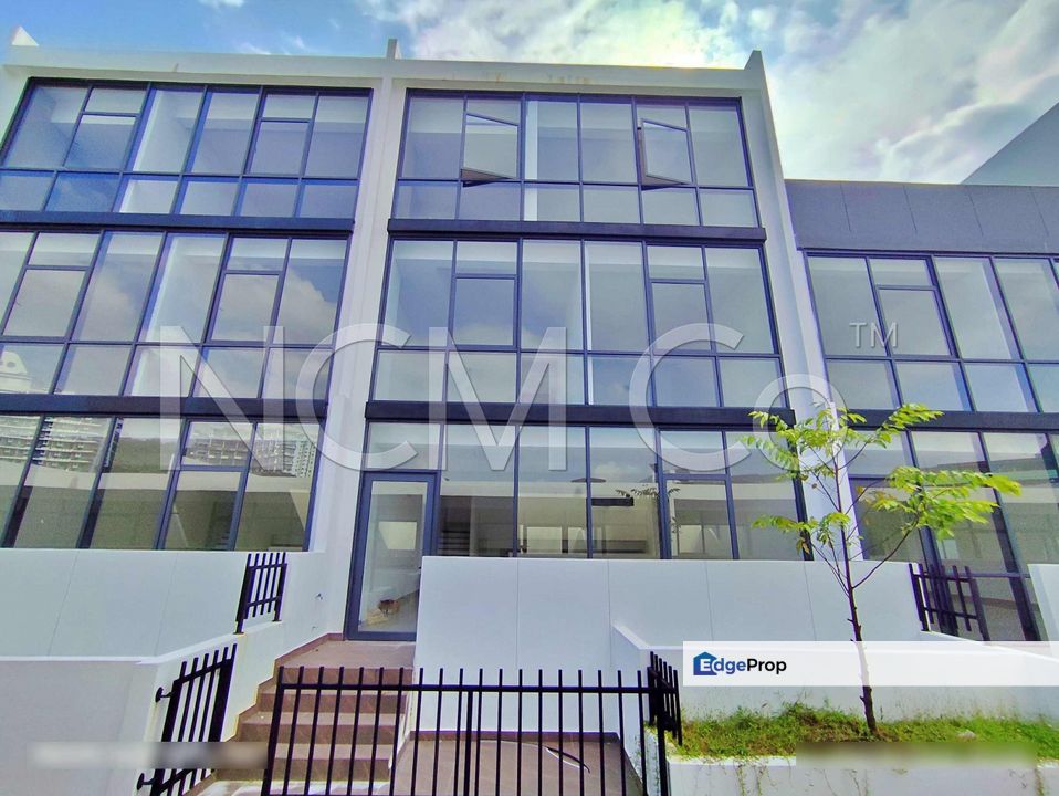 [Located in in a prestigious Damansara Perdana enclave] 4 Storey Terrace House [5 min to IKEA Damansara and The Curve], Selangor, Petaling Jaya