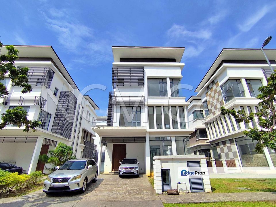 [Gated and Guarded Community] 3 Storey Detached House with a Lower Ground Floor with a Swimming Pool and Lift [9 min to Gamuda Walk Mall & AEON Big Bu, Selangor, Shah Alam