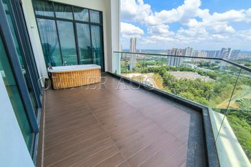 [Penthouse unit; Balcony with city view] Condominium [4 min to DPULZE Shopping Centre, Tamarind Square & MMU]