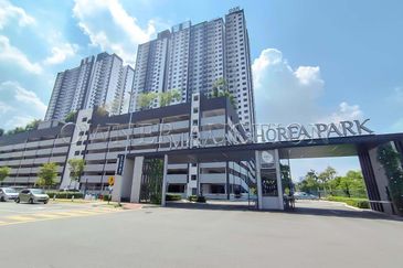 [Balcony unit with lake view] Service Apartment [4 min to Uptown Puchong Night Bazaar]