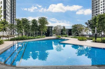 [Balcony unit with lake view] Service Apartment [4 min to Uptown Puchong Night Bazaar]