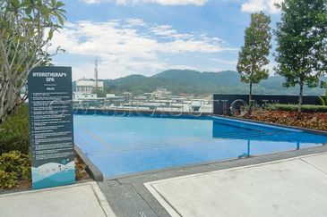 [Balcony unit with lake view] Service Apartment [4 min to Uptown Puchong Night Bazaar]