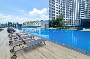[Balcony unit with lake view] Service Apartment [4 min to Uptown Puchong Night Bazaar]