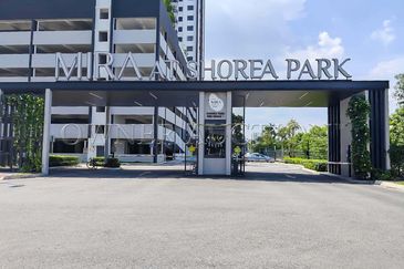 [Balcony unit with lake view] Service Apartment [4 min to Uptown Puchong Night Bazaar]