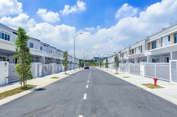 [Unoccupied Unit; 4+1 Room and 3 Bathroom] 2 Storey Terrace House [12 Min to Mydin Mall Seremban 2; 5 Min to Sendayan Merchant Square]