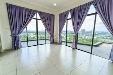 [Penthouse unit; Balcony with city view] Condominium [4 min to DPULZE Shopping Centre, Tamarind Square & MMU]