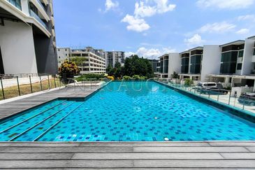 [Penthouse unit; Balcony with city view] Condominium [4 min to DPULZE Shopping Centre, Tamarind Square & MMU]