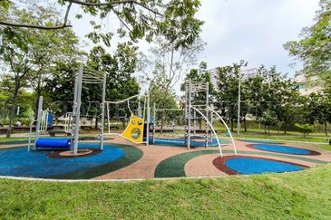 [Renovated with Fully Furnished] Freehold 3 Storey Semi Detached House [7 mins to Bandar Mahkota Cheras]