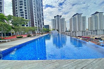 [ROI up to 5%; Potential investment unit for expatriates and foreigners] Service Apartment [Located within the heart of Seri Kembangan;  5 min to SMK 