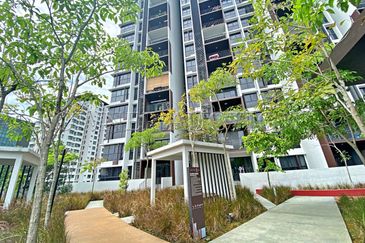 [ROI up to 5%; Potential investment unit for expatriates and foreigners] Service Apartment [Located within the heart of Seri Kembangan;  5 min to SMK 