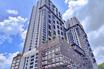 [ROI up to 5%; Potential investment unit for expatriates and foreigners] Service Apartment [Located within the heart of Seri Kembangan;  5 min to SMK 