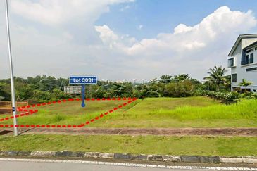 [Rear boundary opens to serene golf-course view; next to Shah Alam Golf Club (KGSAAS)] Exclusive Vacant Bungalow Land [Flat terrain and wide frontage-