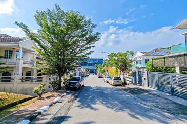 [Gated and Guarded Community; Located in Strategic and Matured Township] 2 Storey Semi Detached House [Easily Accessible Via Selat Klang Highway and F