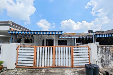 [Located in Strategic and Mature Township] 1 Storey Terrace House [Surrounded by a Variety of Shops and Daily Essential]