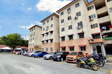 [Easily Accessible Via LDP Highway and Jalan Subang; Low Cost] Flat [8 Min to Puchong Perdana LRT Station]