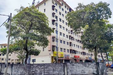 [Easily Accessible Via LDP Highway and Jalan Subang; Low Cost] Flat [2 Min to Puchong Prima LRT Station]