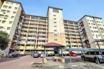 [Located in Strategic and Matured Township] Apartment [3 Min to Puchong Perdana LRT Station; 10 Min to IOI Mall Puchong]