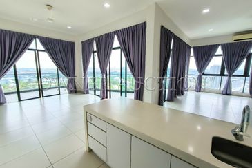 [Penthouse unit; Balcony with city view] Condominium [4 min to DPULZE Shopping Centre, Tamarind Square & MMU]
