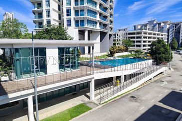 [Penthouse unit; Balcony with city view] Condominium [4 min to DPULZE Shopping Centre, Tamarind Square & MMU]