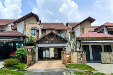 [Upcoming LRT3 line links Shah Alam to Bandar Utama & Klang] 2.5 Storey Terrace House [4 mins to Aeon Shah Alam]