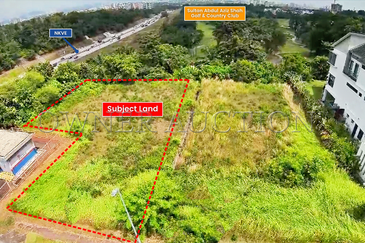 [Rear boundary opens to serene golf-course view; next to Shah Alam Golf Club (KGSAAS)] Exclusive Vacant Bungalow Land [Flat terrain and wide frontage-
