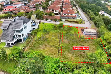 [Rear boundary opens to serene golf-course view; next to Shah Alam Golf Club (KGSAAS)] Exclusive Vacant Bungalow Land [Flat terrain and wide frontage-