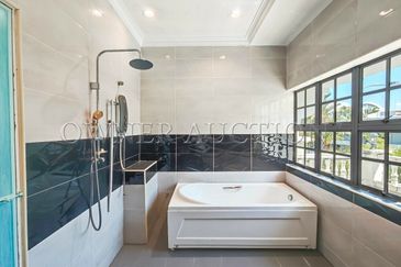 [Gated and Guarded Community; Located in Strategic and Matured Township] 2 Storey Semi Detached House [Easily Accessible Via Selat Klang Highway and F