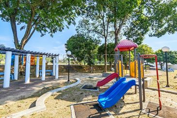 [Gated and Guarded Community; Located in Strategic and Matured Township] 2 Storey Semi Detached House [Easily Accessible Via Selat Klang Highway and F