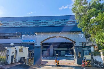 [Gated and Guarded Community; Located in Strategic and Matured Township] 2 Storey Semi Detached House [Easily Accessible Via Selat Klang Highway and F