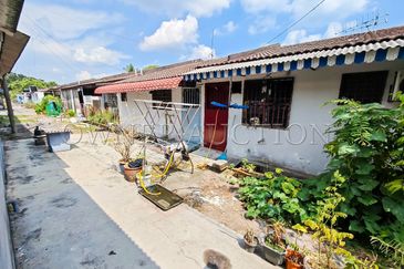 [Located in Strategic and Mature Township] 1 Storey Terrace House [Surrounded by a Variety of Shops and Daily Essential]