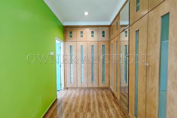 [Gated and Guarded Community; Located in Strategic and Matured Township] 2 Storey Semi Detached House [Easily Accessible Via Selat Klang Highway and F