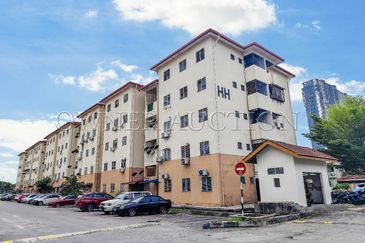 [Easily Accessible Via LDP Highway and Jalan Subang; Low Cost] Flat [8 Min to Puchong Perdana LRT Station]