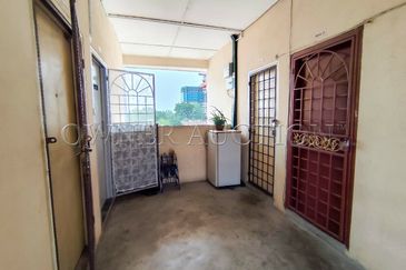 [Easily Accessible Via LDP Highway and Jalan Subang; Low Cost] Flat [8 Min to Puchong Perdana LRT Station]