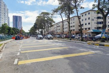 [Easily Accessible Via LDP Highway and Jalan Subang; Low Cost] Flat [8 Min to Puchong Perdana LRT Station]