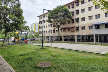 [Easily Accessible Via LDP Highway and Jalan Subang; Low Cost] Flat [2 Min to Puchong Prima LRT Station]