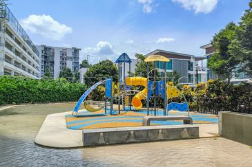 [Penthouse unit; Balcony with city view] Condominium [4 min to DPULZE Shopping Centre, Tamarind Square & MMU]