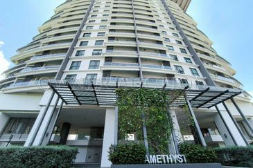 [Penthouse unit; Balcony with city view] Condominium [4 min to DPULZE Shopping Centre, Tamarind Square & MMU]