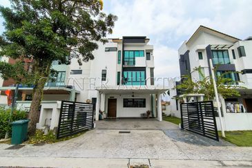 [Renovated with Fully Furnished] Freehold 3 Storey Semi Detached House [7 mins to Bandar Mahkota Cheras]