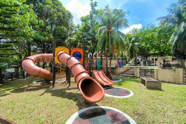 [Upcoming LRT3 line links Shah Alam to Bandar Utama & Klang] 2.5 Storey Terrace House [4 mins to Aeon Shah Alam]