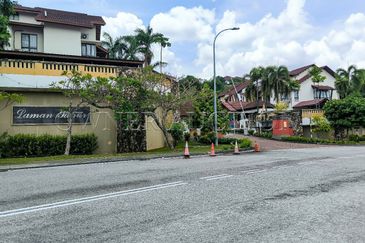 [Upcoming LRT3 line links Shah Alam to Bandar Utama & Klang] 2.5 Storey Terrace House [4 mins to Aeon Shah Alam]