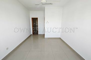 [Spacious with Balcony] Freehold Apartment [5 mins to LRT Alam Sutera]