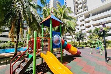 [Spacious with Balcony] Freehold Apartment [5 mins to LRT Alam Sutera]