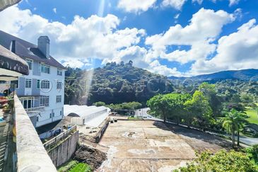 [Located in the beautiful hilly station of Cameron Highlands] 5 Storey Detached Bungalow in Smurf Inn [Near to tourist attraction; Next to Sultan Ahma