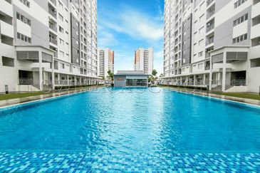 [Vacant unit with Balcony] Freehold Condominium [5 min to Setia EcoHill Mall]