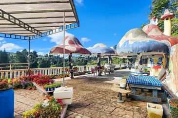 [Located in the beautiful hilly station of Cameron Highlands] 5 Storey Detached Bungalow in Smurf Inn [Near to tourist attraction; Next to Sultan Ahma