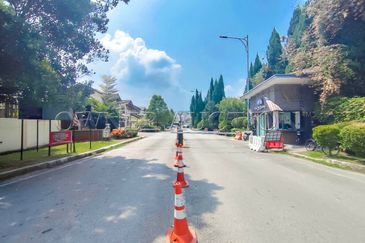 [Vacant unit; Gated & Guarded Community] 2 Storey Bungalow House [Easy access from PLUS & LEKAS Highway]