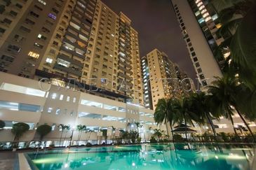 [Spacious with Balcony] Freehold Apartment [5 mins to LRT Alam Sutera]